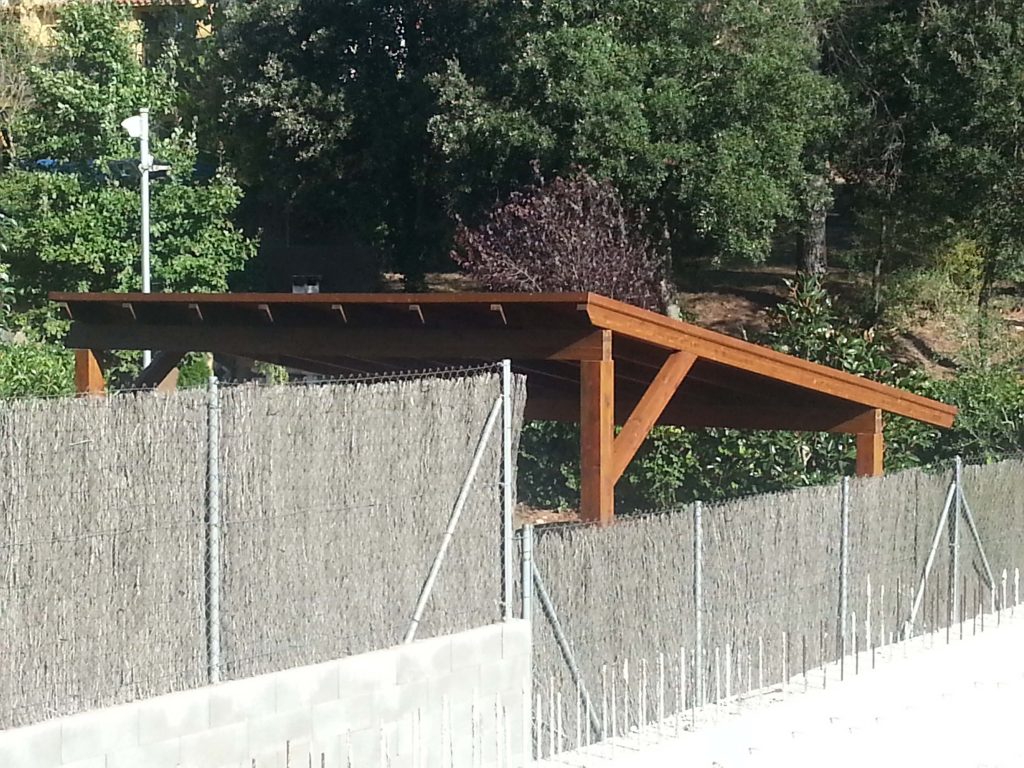 Pergola de madera de abeto laminado autoportante lasurado en color