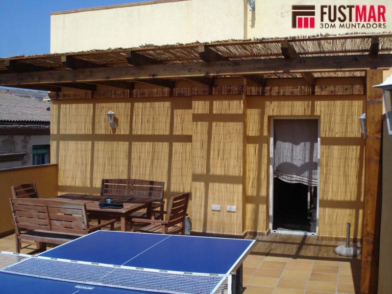 Pergola de madera de abeto laminado con techo de caña de bambú. - Blog