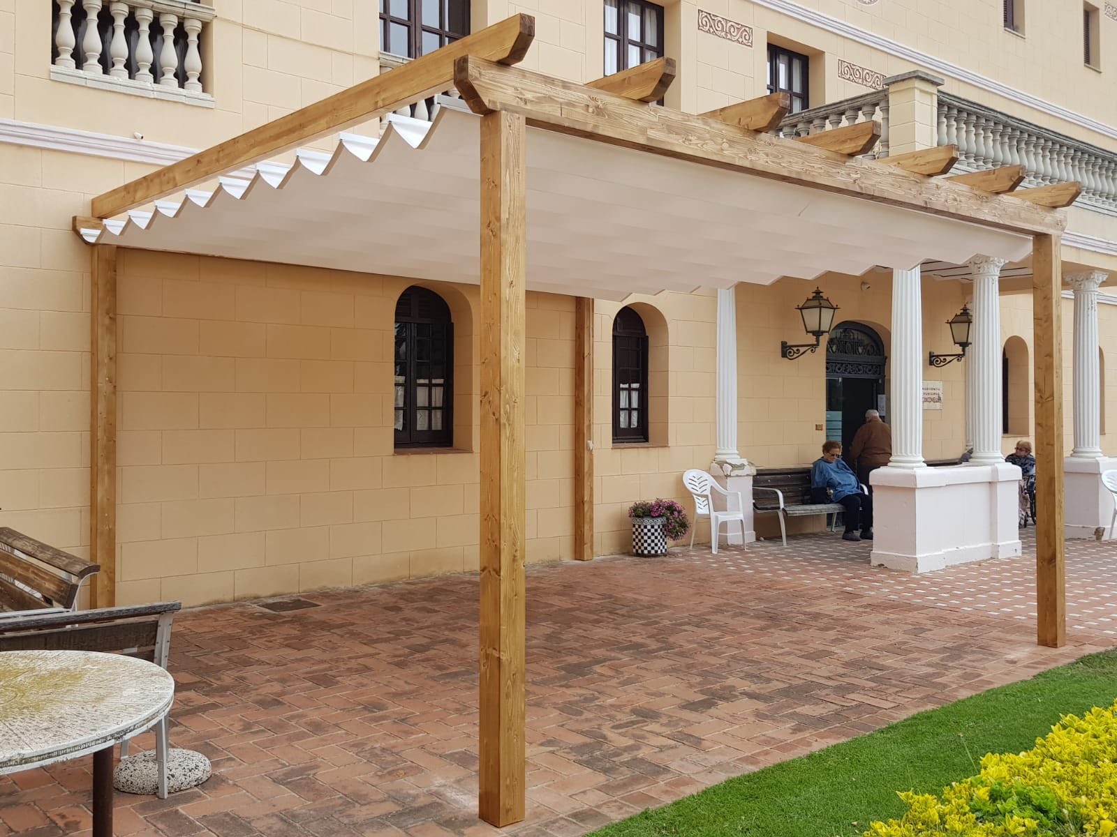 Pergola de madera acabada con toldo corredero acrilico Blog Pérgolas
