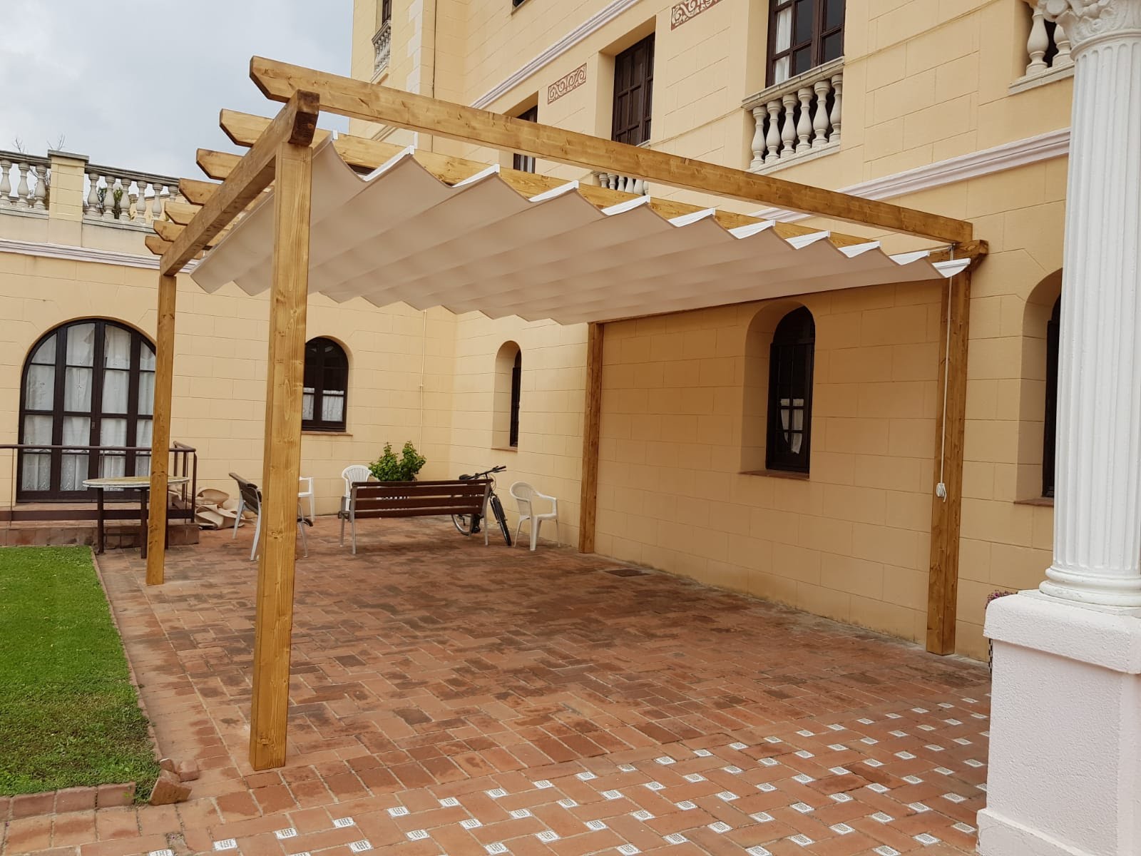 Pergola de madera acabada con toldo corredero acrilico Blog Pérgolas